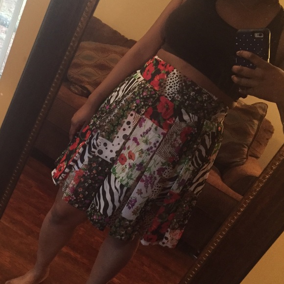 💢SOLD💢▶️ŁĀŠT ĆHĀŃCÈ◀️ Multicolored pleated skirt - Picture 3 of 4