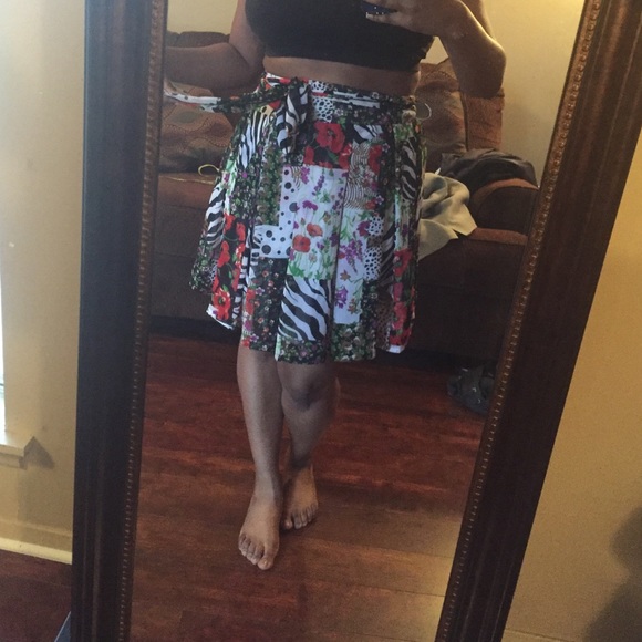 💢SOLD💢▶️ŁĀŠT ĆHĀŃCÈ◀️ Multicolored pleated skirt - Picture 4 of 4