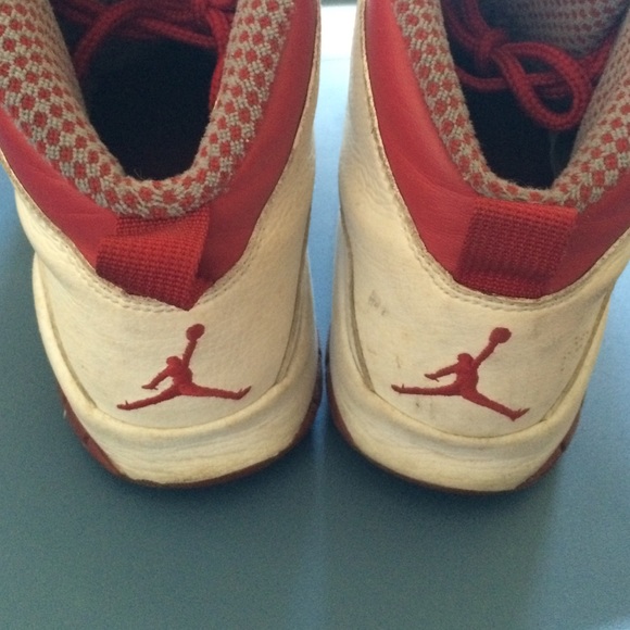 Red and white Jordan sneakers - Picture 2 of 4