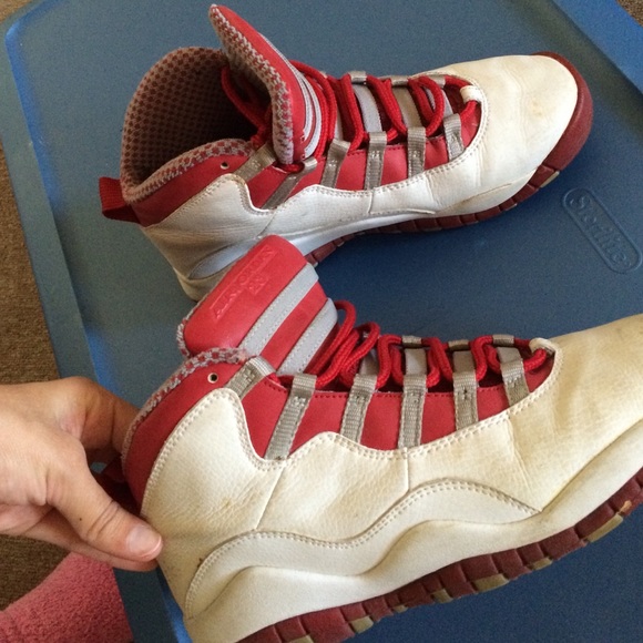 Red and white Jordan sneakers - Picture 3 of 4