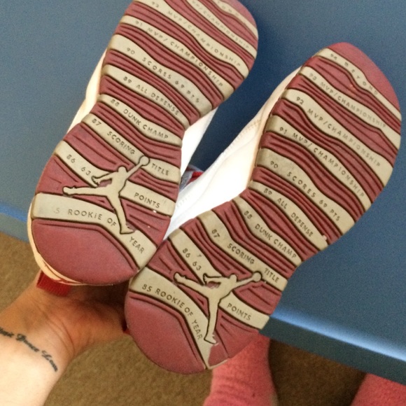 Red and white Jordan sneakers - Picture 4 of 4