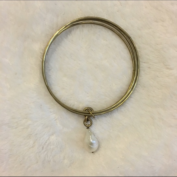 Gold Bracelet with dangling irregular pearl