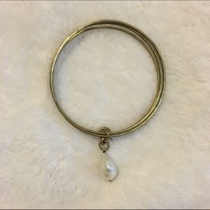 Gold Bracelet with dangling irregular pearl