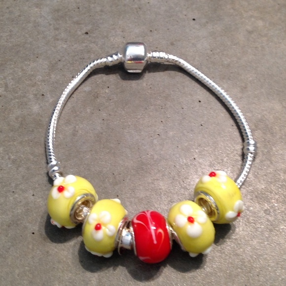 Beautiful flowered Murano glass bead bracelet