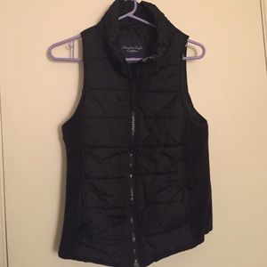 American Eagle black puffer vest