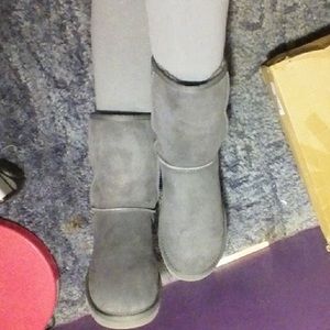 Grey short ugg