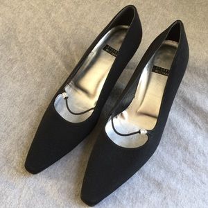 LAST DAY! Stuart Weitzman Kitten Heels