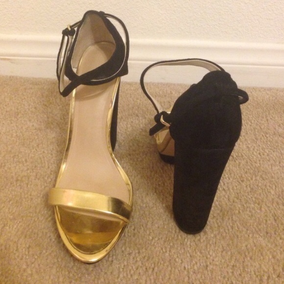 SOLD🎉🎉Zara Gold & Black Platform Heels - Picture 2 of 4