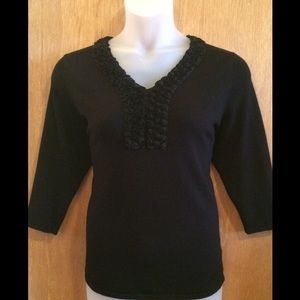 Red Women black sweater with rosettes XL