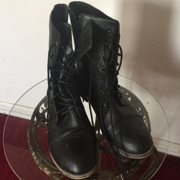 Black casual boots