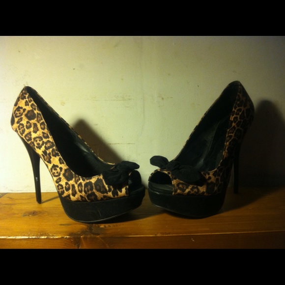 Cheetah print heels w/ bow🎀
