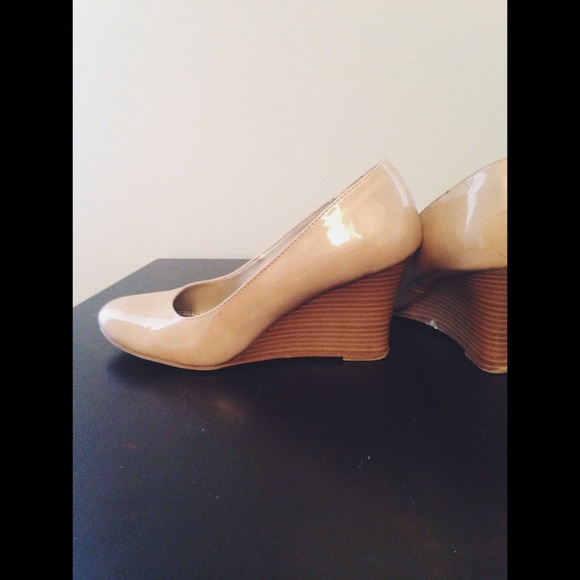 🌟LAST CHANCE🌟Cute nude wedges!