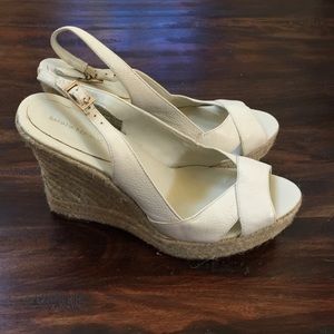 BANANA REPUBLIC LEATHER WEDGE IN CREAM 9 NWOT