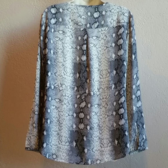 Gorgeous Snake python animal print top blouse 🐍 - Picture 3 of 4