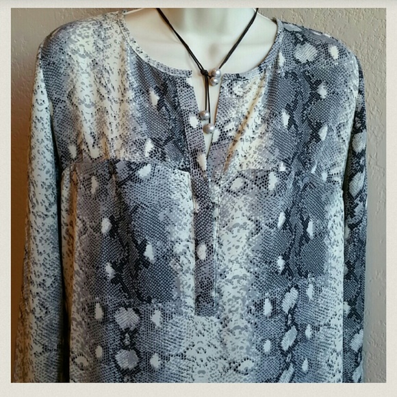 Gorgeous Snake python animal print top blouse 🐍 - Picture 2 of 4