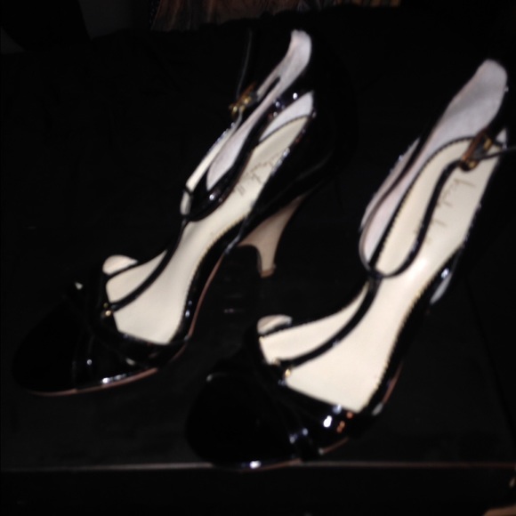 Nicole Miller blk patent leather Tstrap wedge shoe