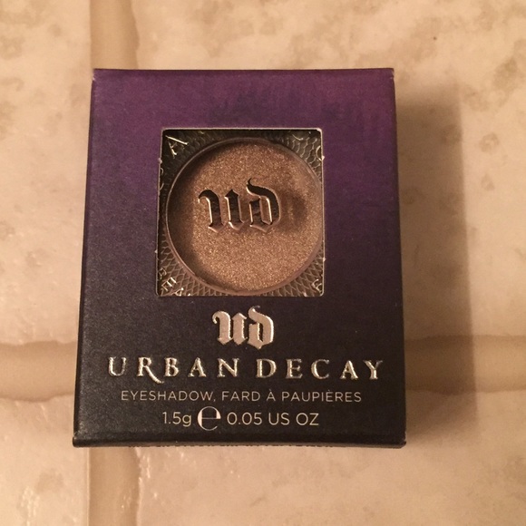 Urban Decay Eyeshadow Single in Suspect