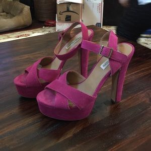 STEVE MADDEN SUEDE FUSHIA HEELS 9