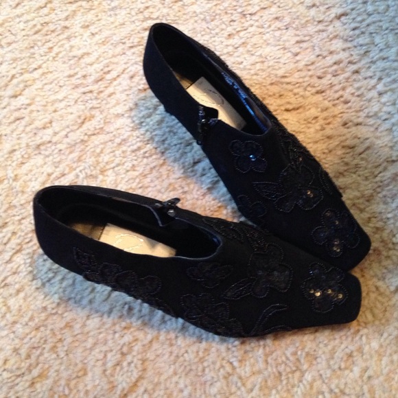 Sequin and beaded zippered pump - Picture 1 of 4