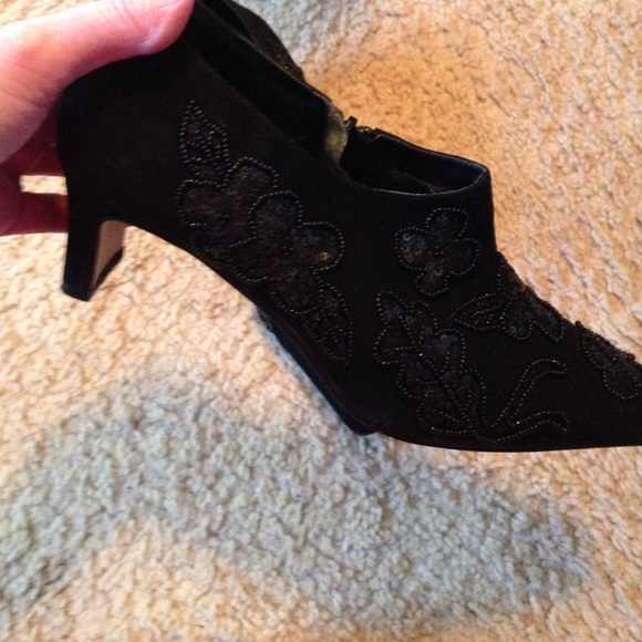Sequin and beaded zippered pump - Picture 3 of 4