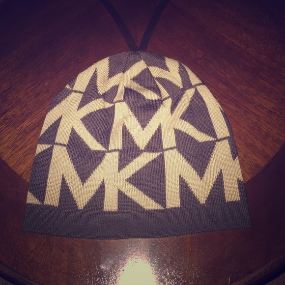 A nice Michael kors beanie. Only been worn once.