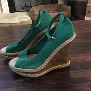 COLIN STUART EMERALD GREEN WEDGE 9