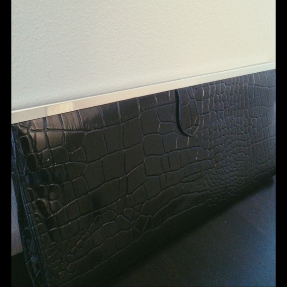 🌟LAST CHANCE🌟Sleek black leather clutch!