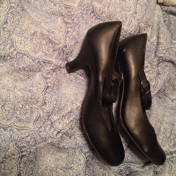 Heels - Picture 2 of 3