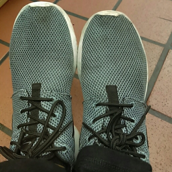 Gray Roches - Picture 2 of 2