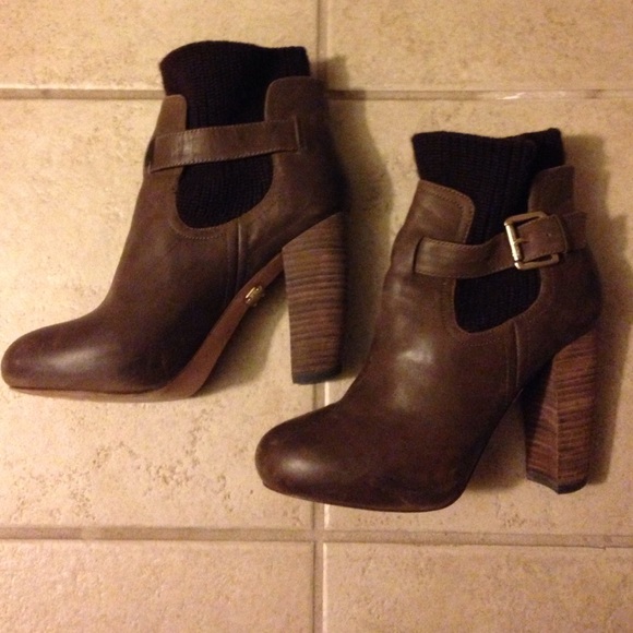 🌷Spring Sale🌷 Brown booties with sweater detail