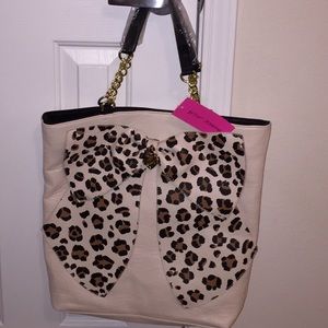 Oversized Bow Betsey Johnson