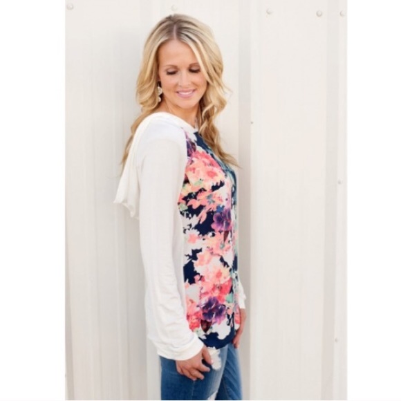 Tops - 🔷SALE🔷 White Floral Hoodie