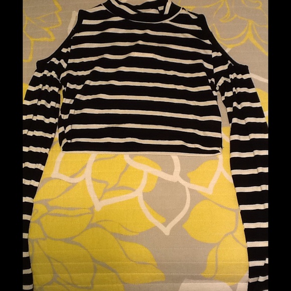 Forever 21 Tops - Long Sleeve Crop Top