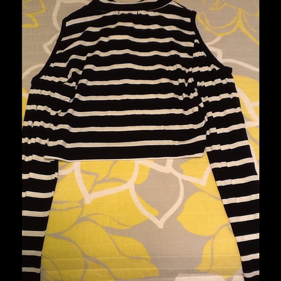 Long Sleeve Crop Top - Picture 2 of 4