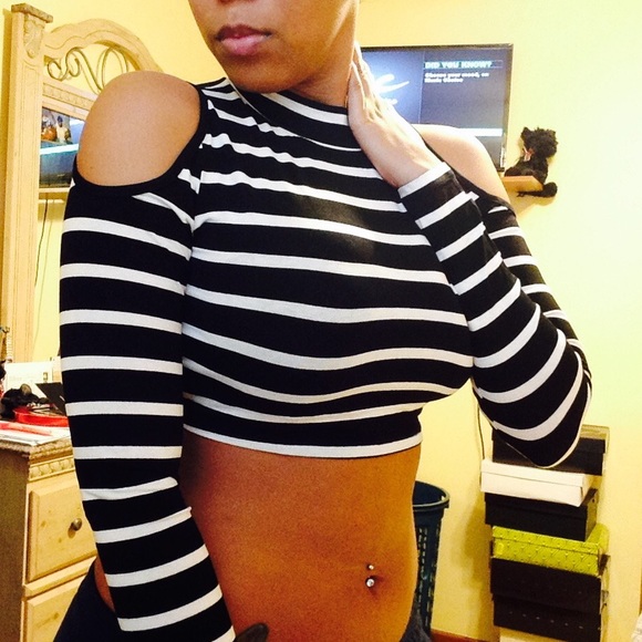 Long Sleeve Crop Top - Picture 3 of 4