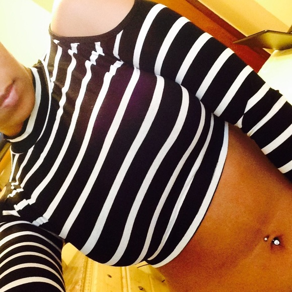 Long Sleeve Crop Top - Picture 4 of 4