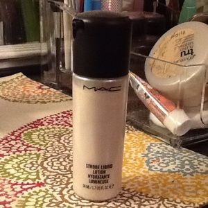MAC strobe liquid lotion