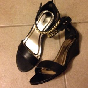 🌷Spring Sale🌷 Black mini wedge with gold chain