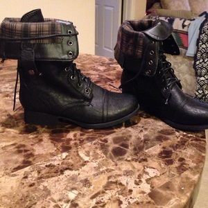 I'm Selling these cute boots I got in cali