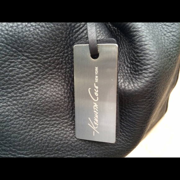 Kennith Cole genuine leather black shoulder bag. - Picture 4 of 4