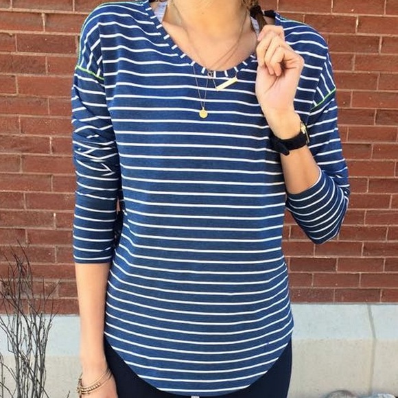 Lululemon weekend long sleeve size 6