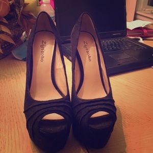 Black pumps! Very sexy!