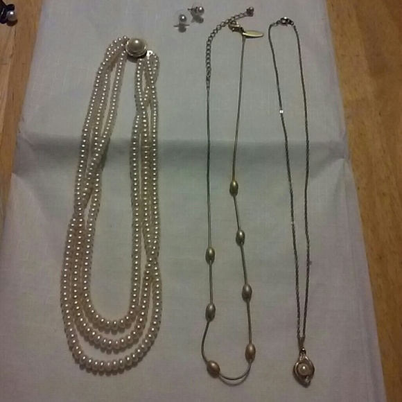 Zales freashwater pearl & real gold accented clasp