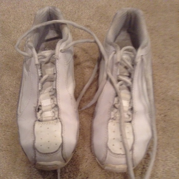 Cheer shoes
