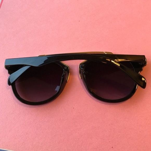 LAST CHANCE!! Black & Gold Sunglasses - Picture 3 of 4