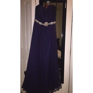 Formal strapless dress with a waistline beading.