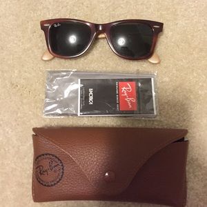Ray ban wayfarers.  Classic size and fit.
