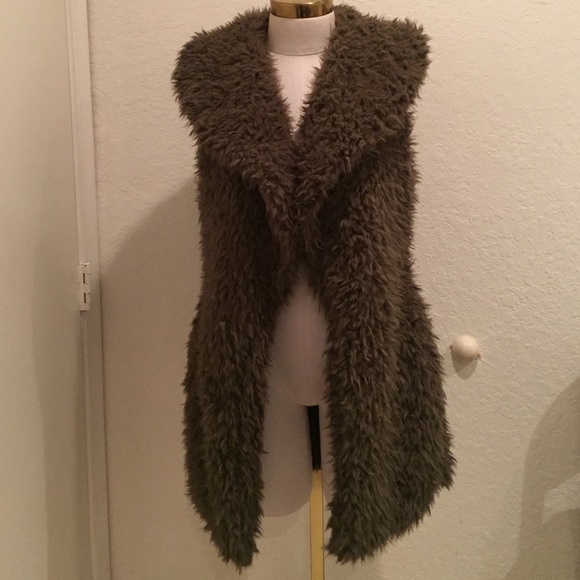 Faux Fur Vest - Picture 1 of 2