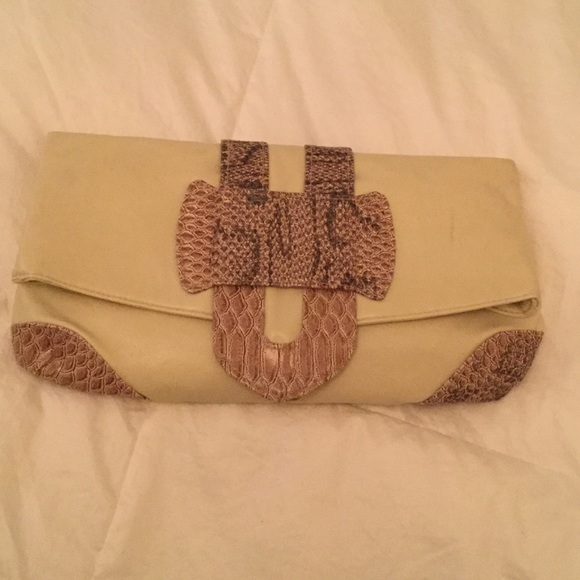 Daisy Fuentez clutch