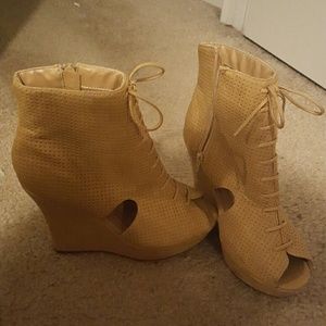 Herstyle pep toe wedge bootie